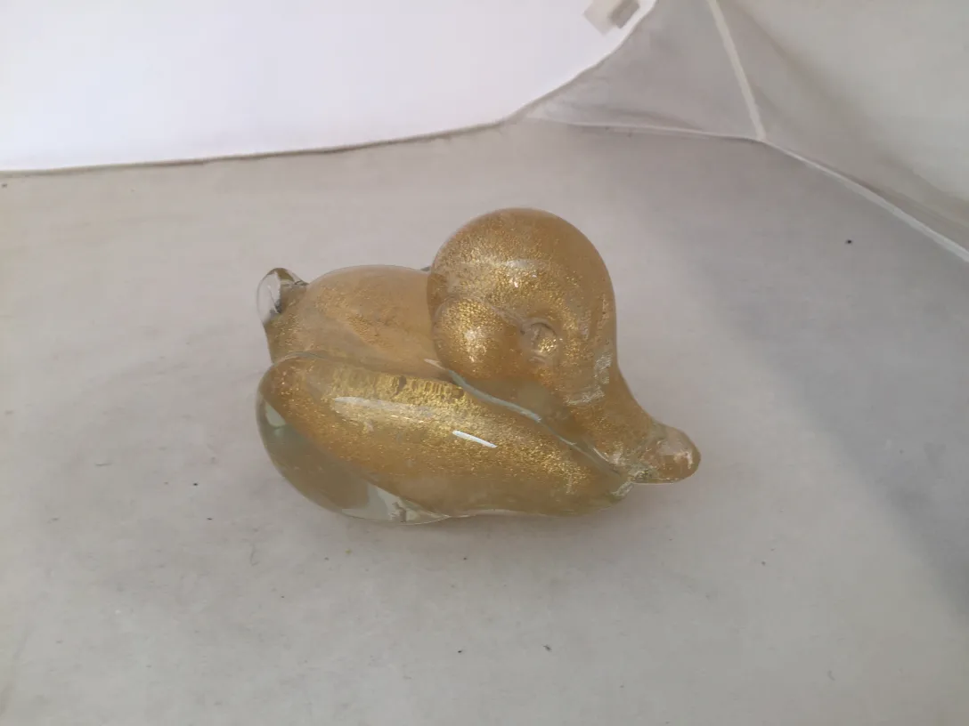 Scultura murano a forma di anatra dorata con dettagli lucidi
