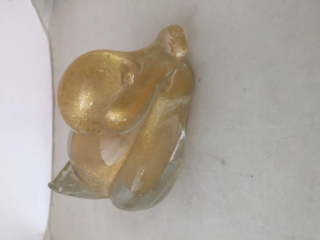 明るい背景に金色のムラーノの彫刻