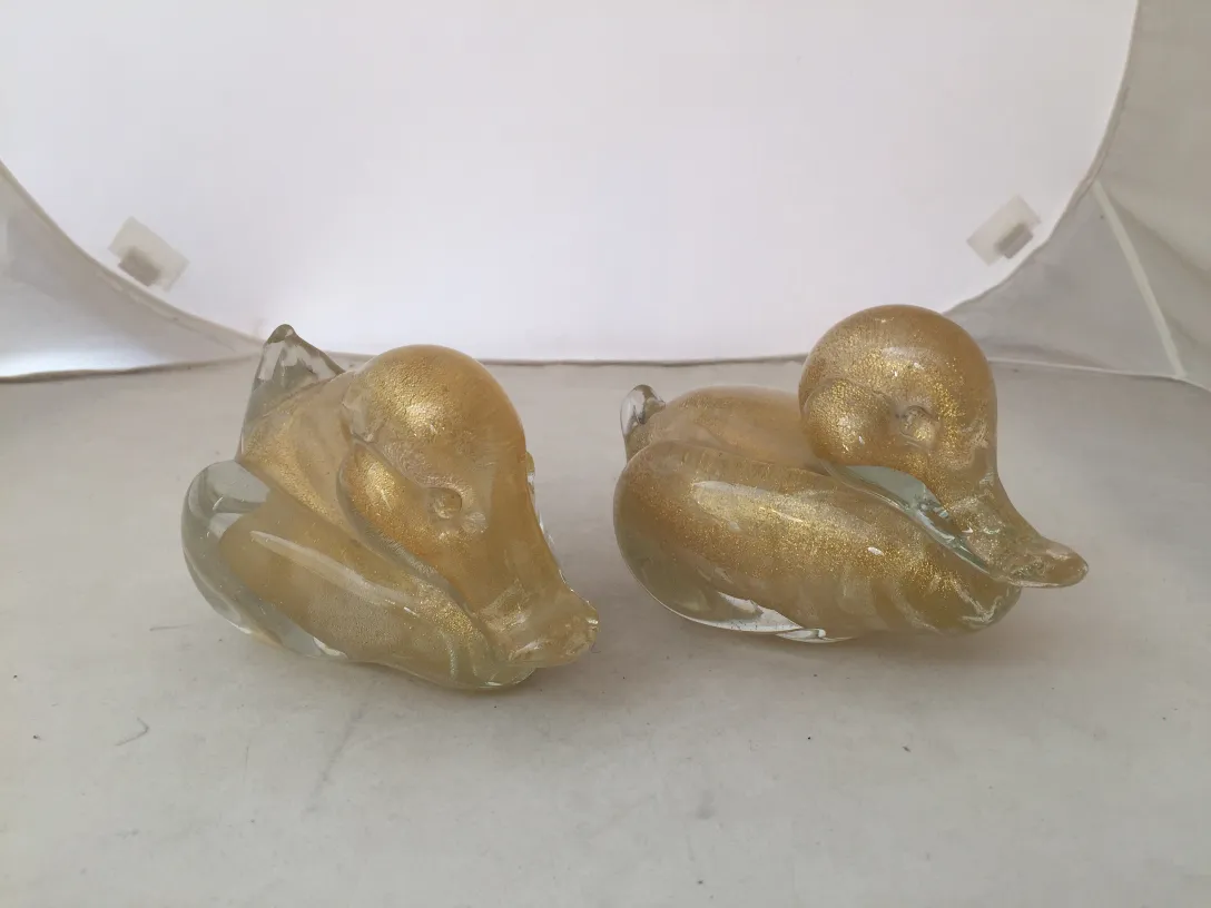 escultura de pato de murano con detalles dorados