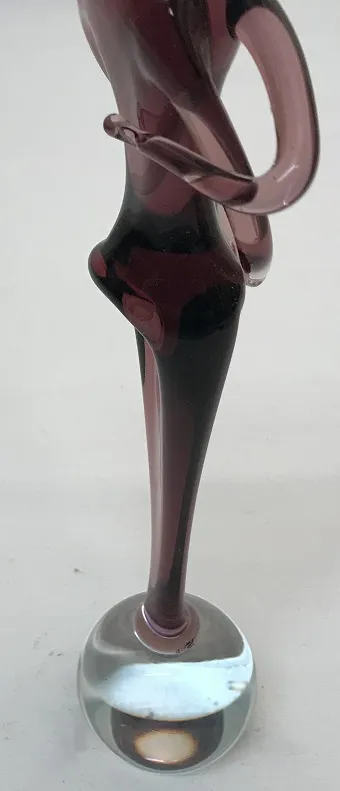 ancienne sculpture de murano d'une figure élégante avec une base ronde
