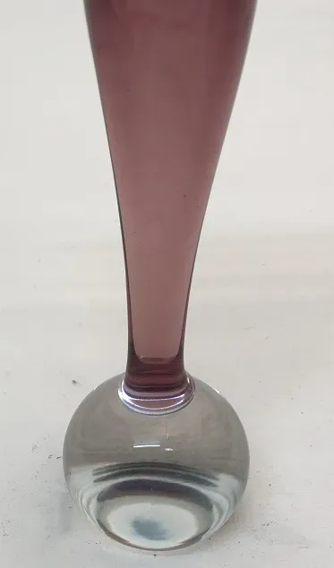 装饰性的古老穆拉诺雕塑，紫色和透明色调