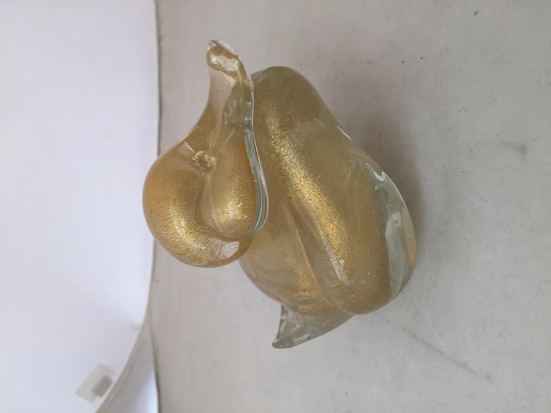 antike murano-skulptur mit fließenden formen und leuchtenden goldenen details, elegante atmosphäre