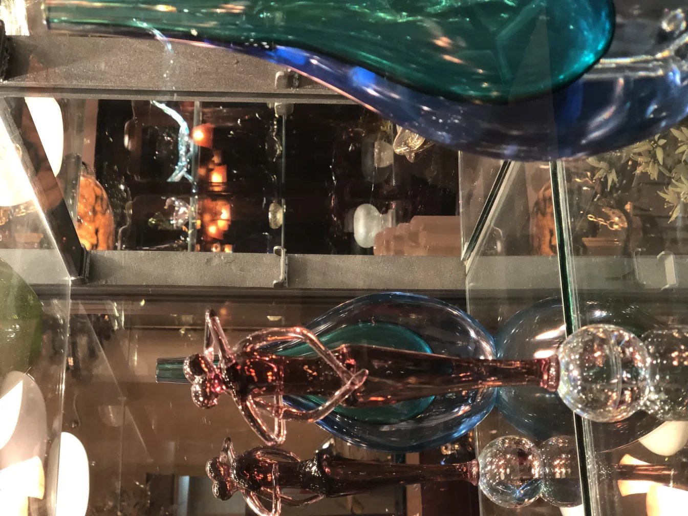 antike murano-skulptur in warmer beleuchtung ausgestellt