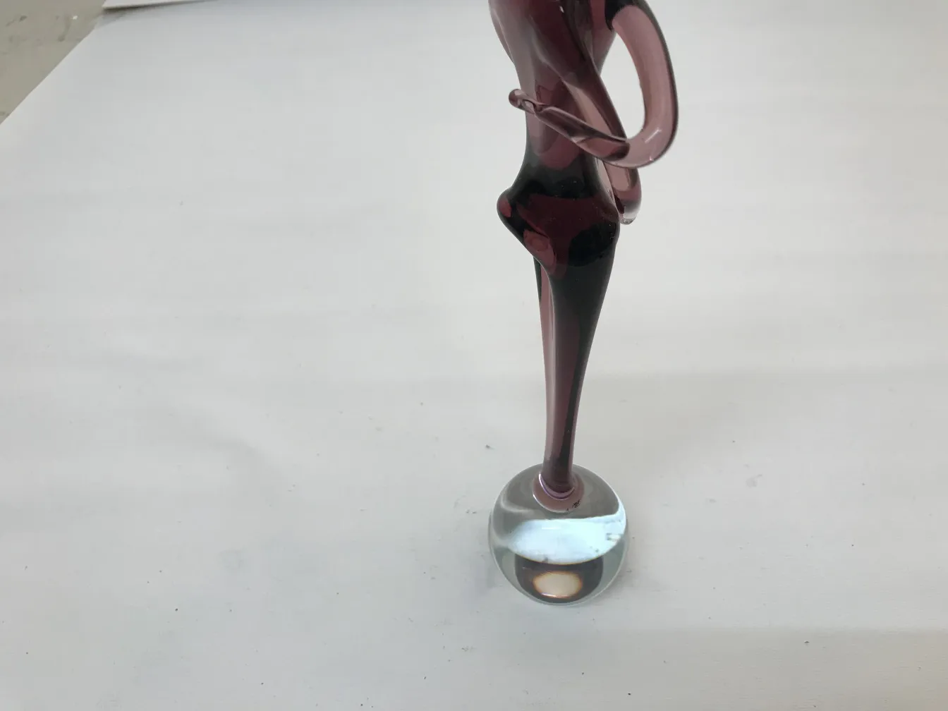 Ancienne sculpture de Murano avec figure élégante et base claire.