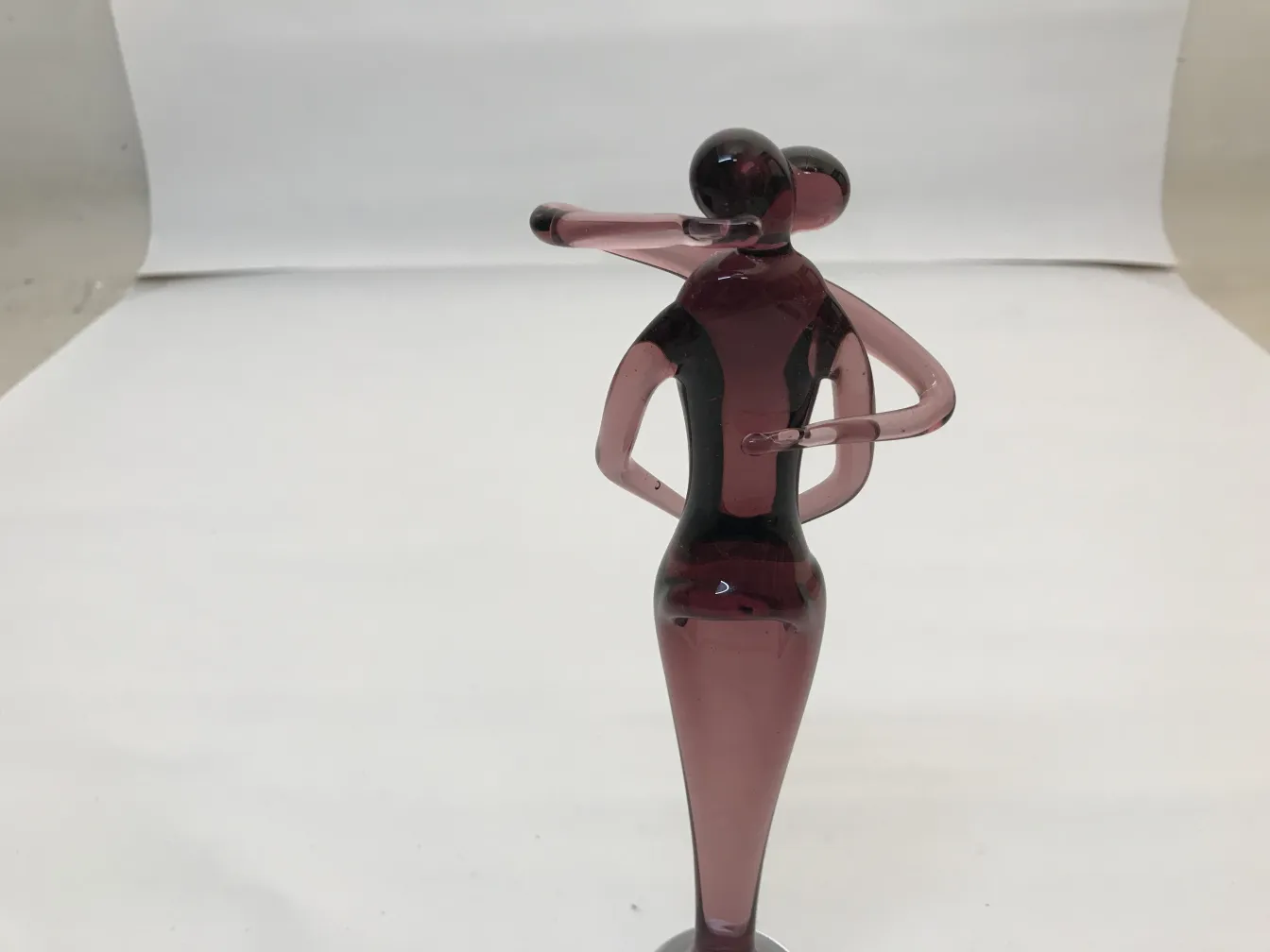 escultura antigua de murano en tonos rosados, pareja abrazándose