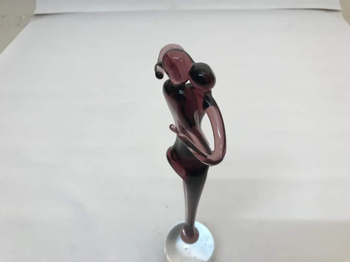 Murano-Skulptur mit rosa und schwarzen Farben, stilisierte Figur.