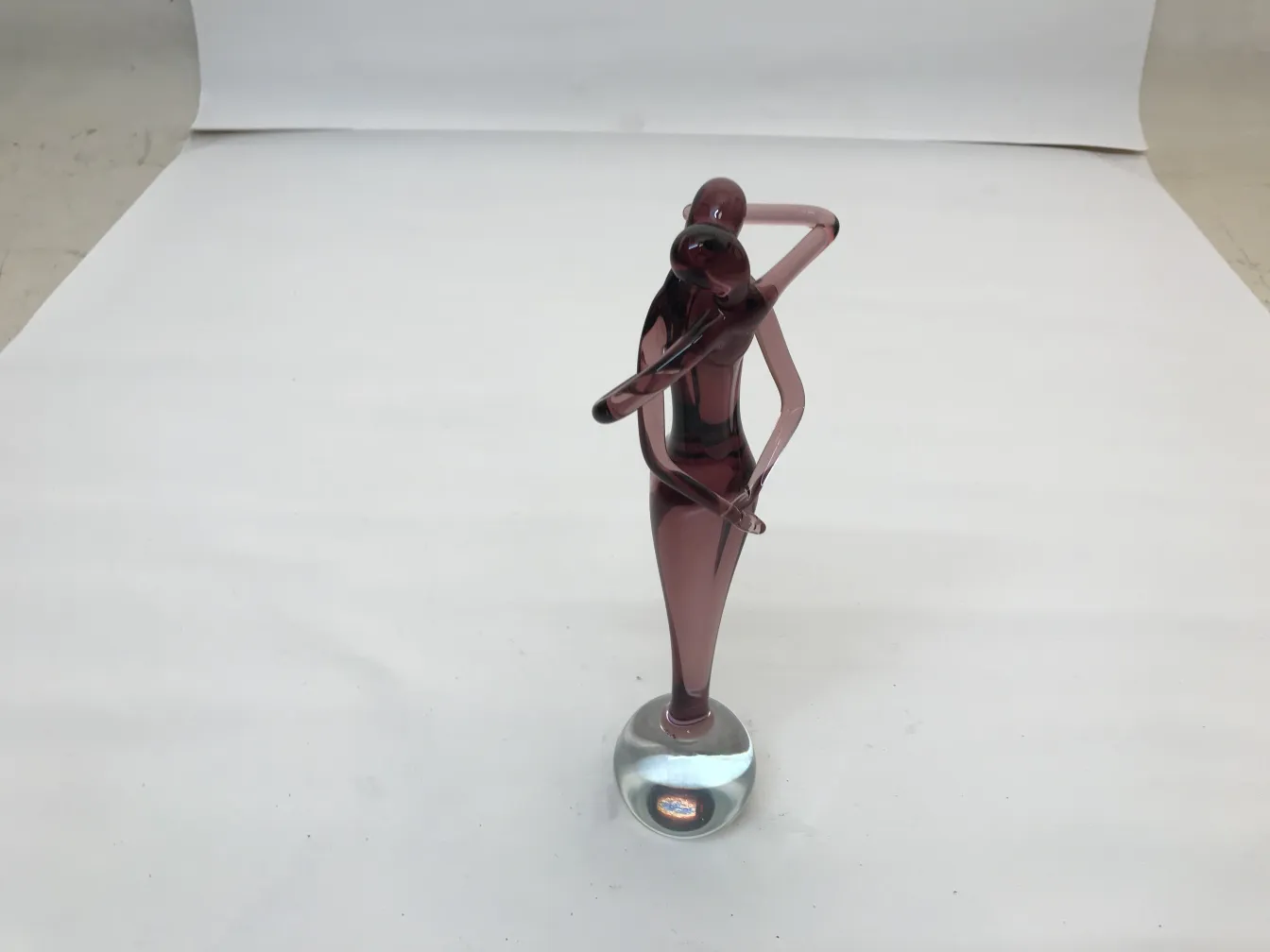 antike Murano-Skulptur mit eleganter Figur auf rundem Fuß