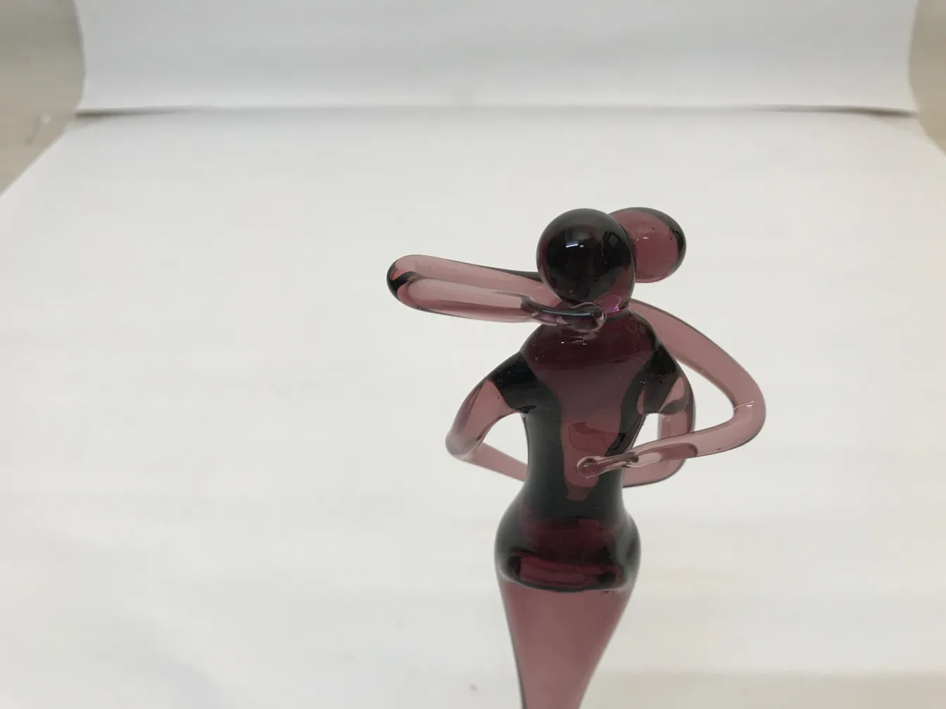 深色穆拉诺雕塑表现拥抱的人物