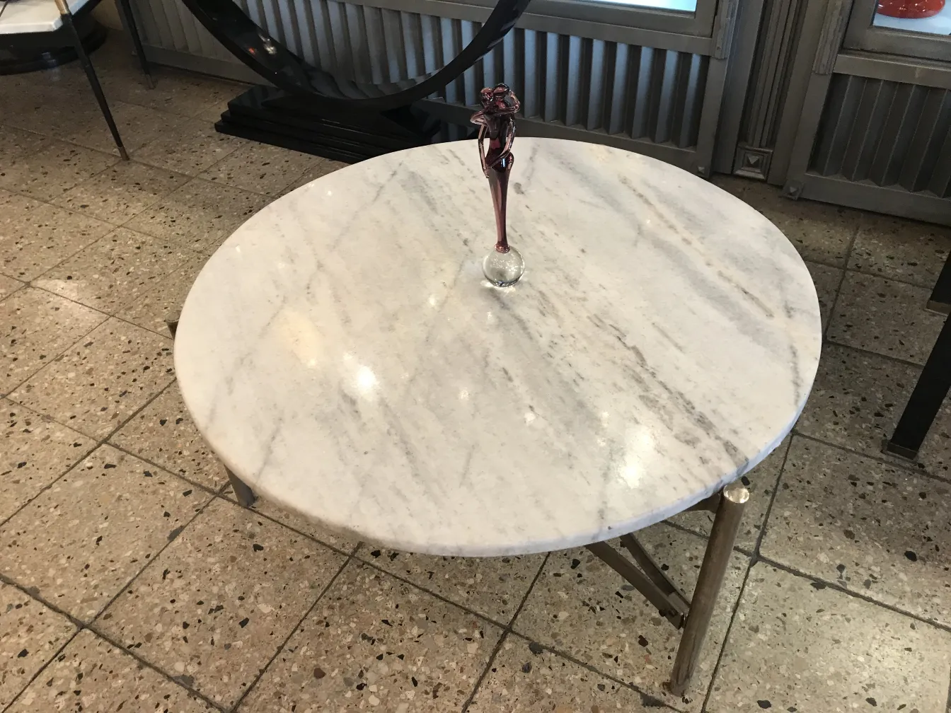 Antike Murano-Skulptur mit Kristallbasis, bunt, in einer modernen Umgebung.