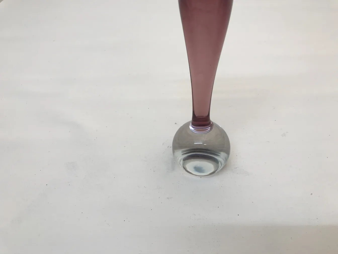 Escultura de Murano antiga com base redonda e cor roxa clara