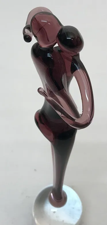 escultura antigua de murano con detalles estilizados y elegante forma