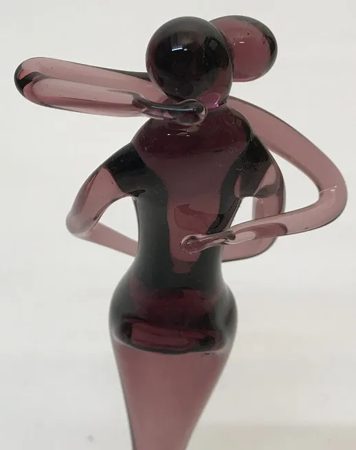 escultura de murano antigua representando una pareja bailando, en tonos púrpuras y negros