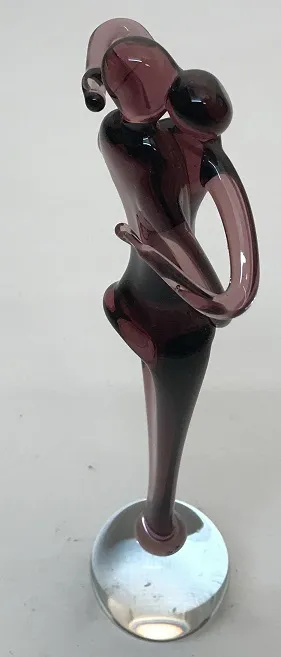 escultura antiga de murano com cores variadas e forma estilizada em base circular.