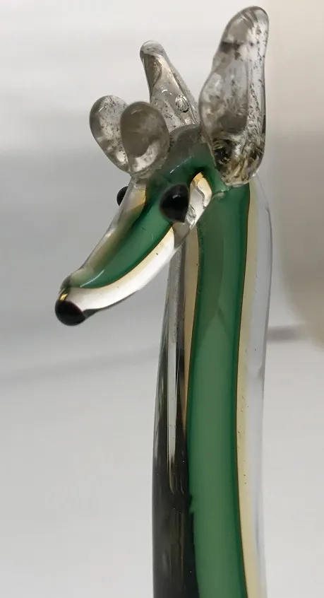 Antike Murano-Skulptur aus Glas mit lebendigen Farben.