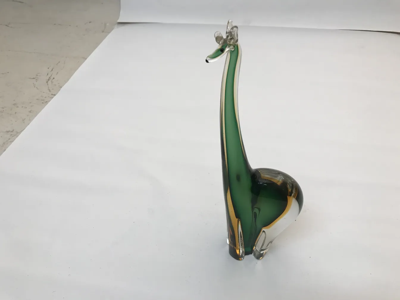 Murano-Skulptur in Tierform auf weißem Hintergrund