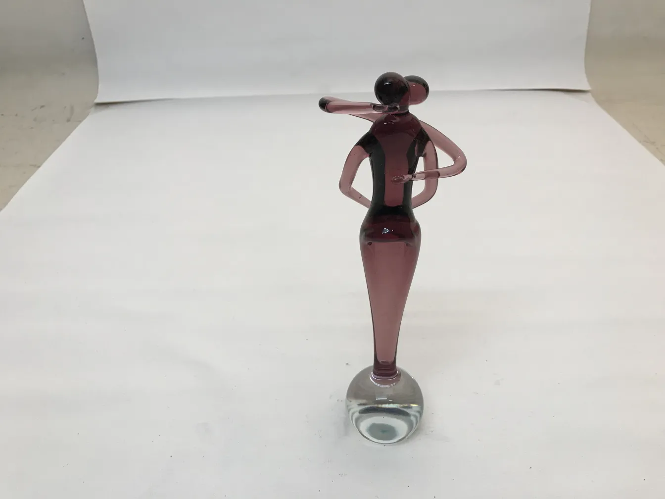 Antike dekorative Figur der Murano-Skulptur in lila Tönen.