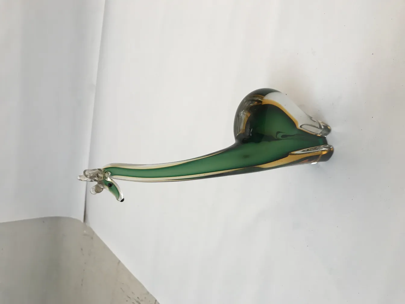 Sculpture de Murano avec forme stylisée et teintes vertes