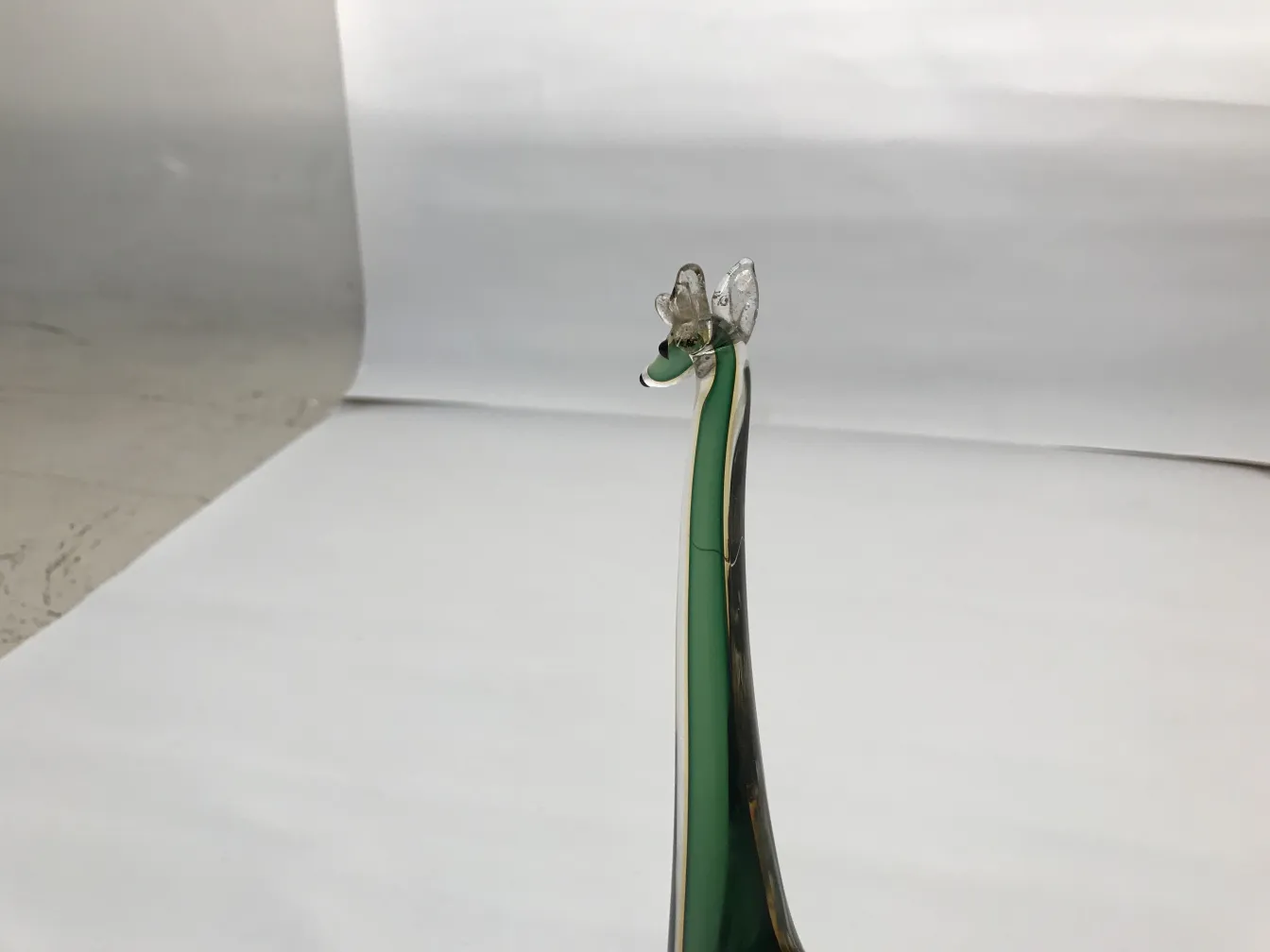 sculpture de murano avec un design élégant et une forme haute, se détachant sur un fond clair