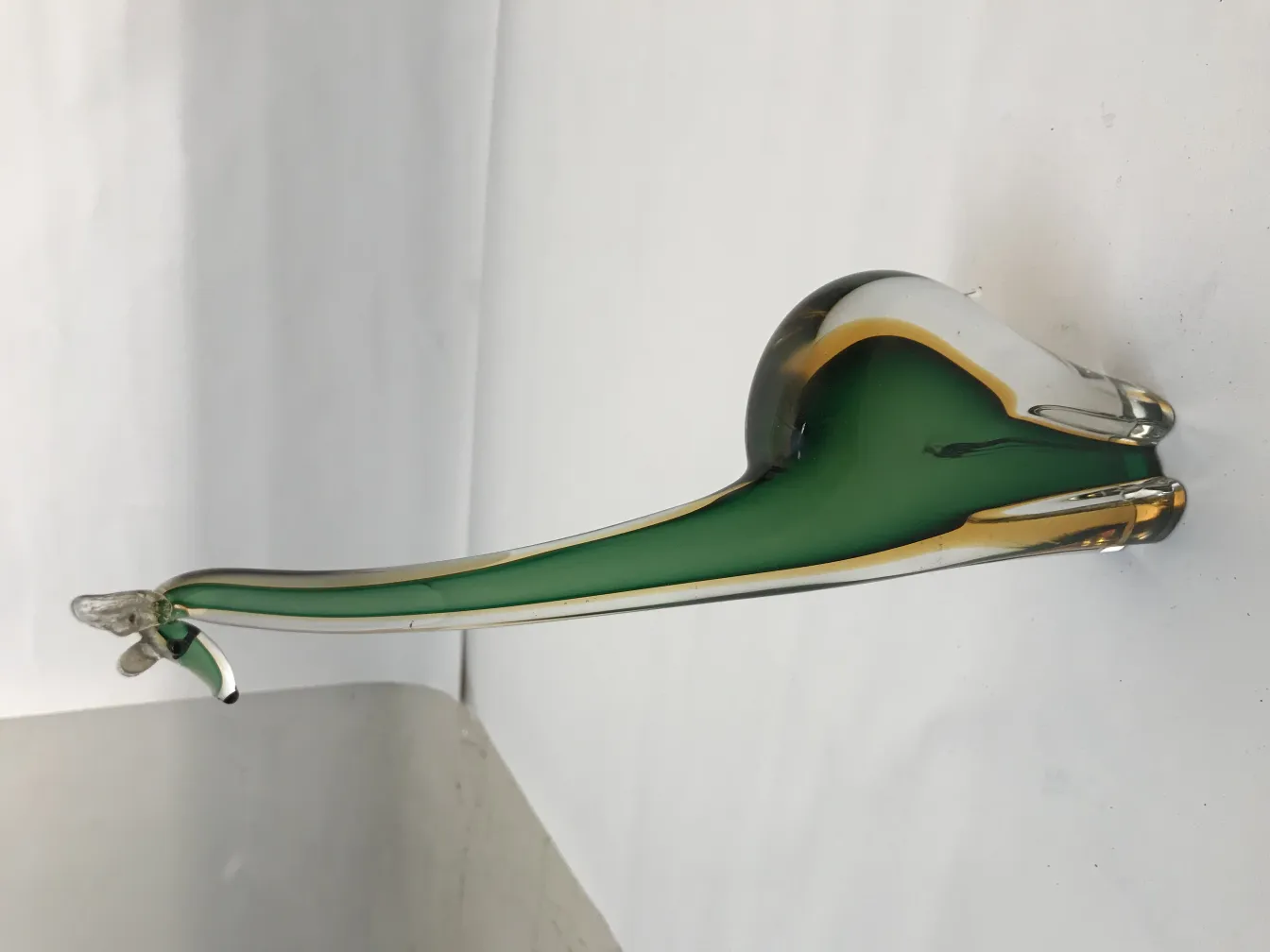 escultura murano antiga com detalhes verdes e amarelos