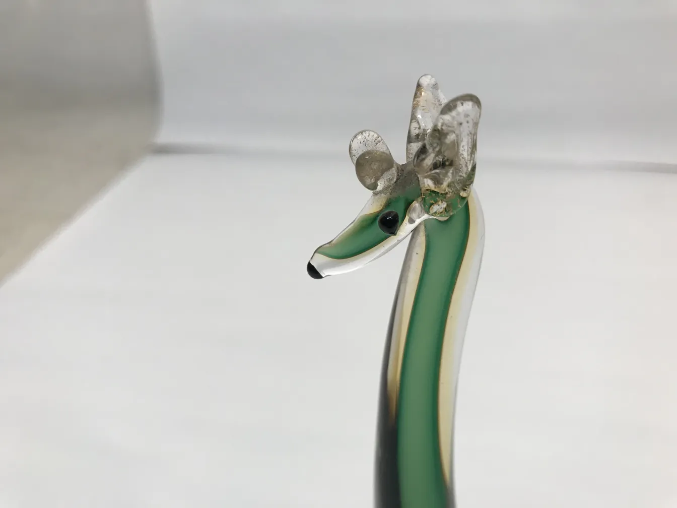 古老的穆拉诺雕塑，具有鲜艳的颜色和独特的细节，背景简单