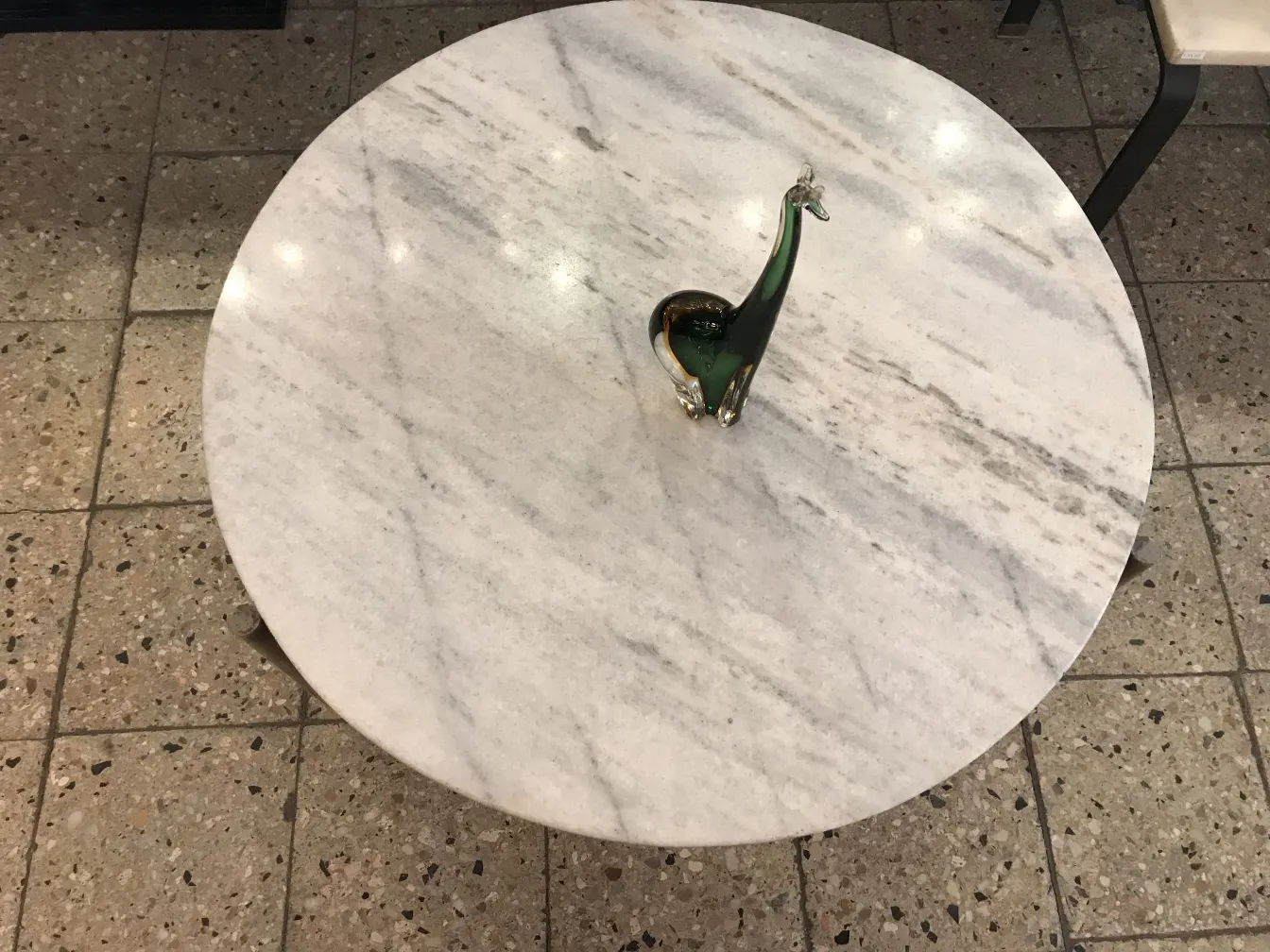 Antica scultura murano su tavolo rotondo bianco