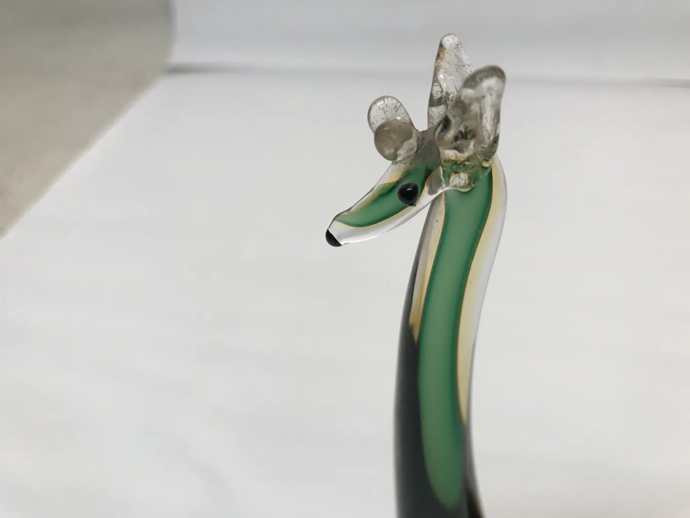 escultura de murano com detalhes em verde e preto