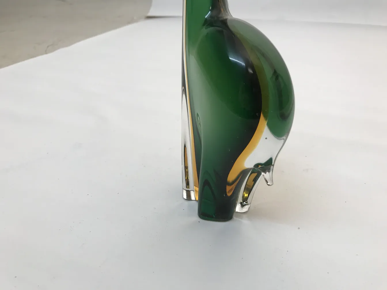 色绿色的穆拉诺古董雕塑，带有细节