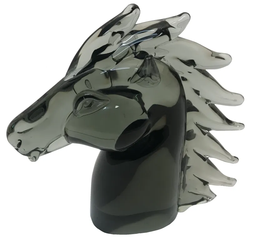 Scultura di cavallo in vetro di Murano con dettagli nella criniera.