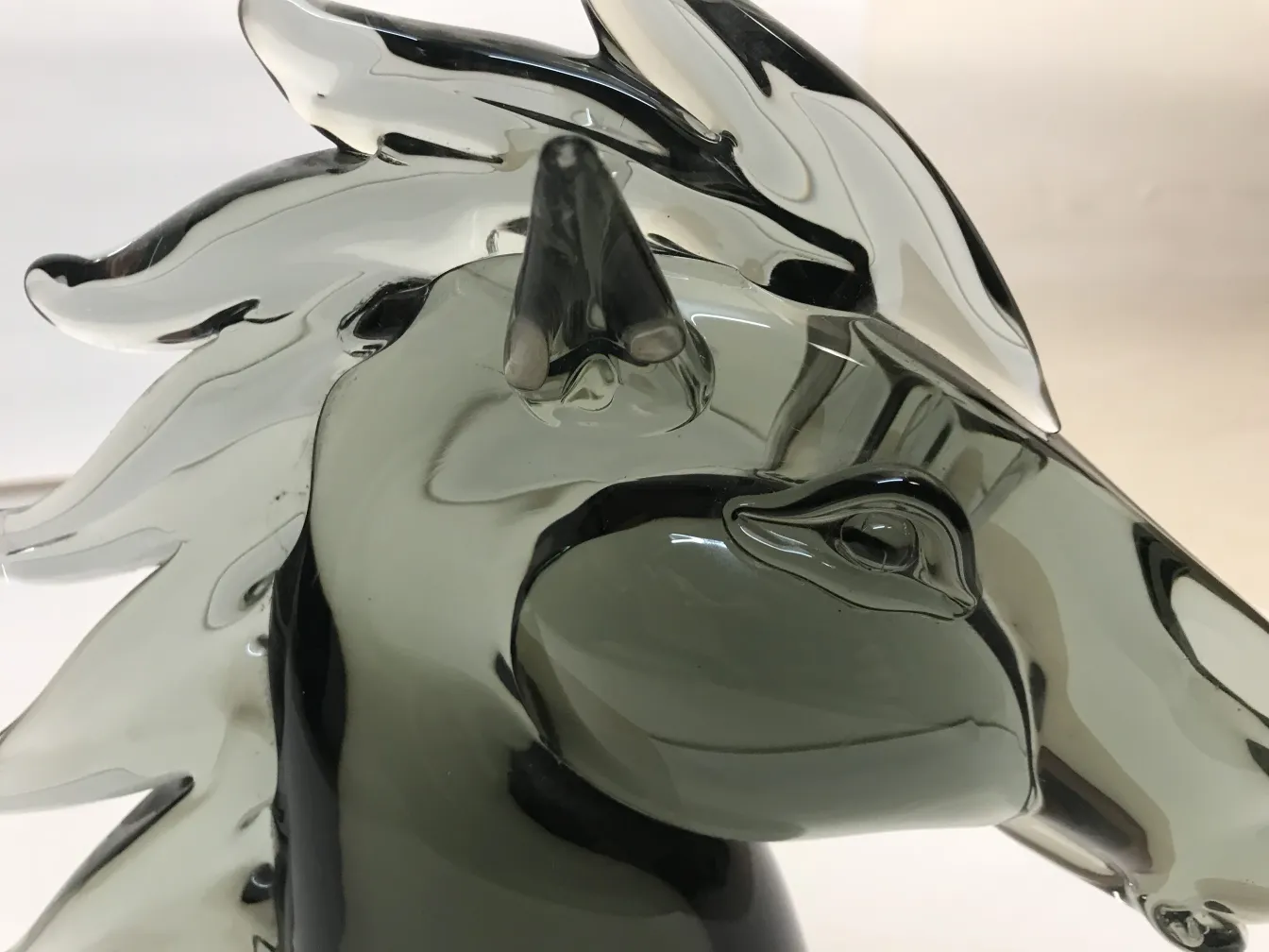 sculpture murano d'un cheval avec des détails fins