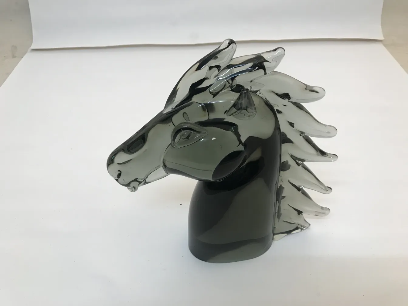 escultura de caballo de Murano con detalles grises