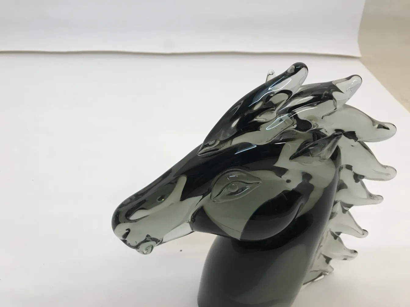 antike murano-skulptur in pferdeform, elegant und detailliert