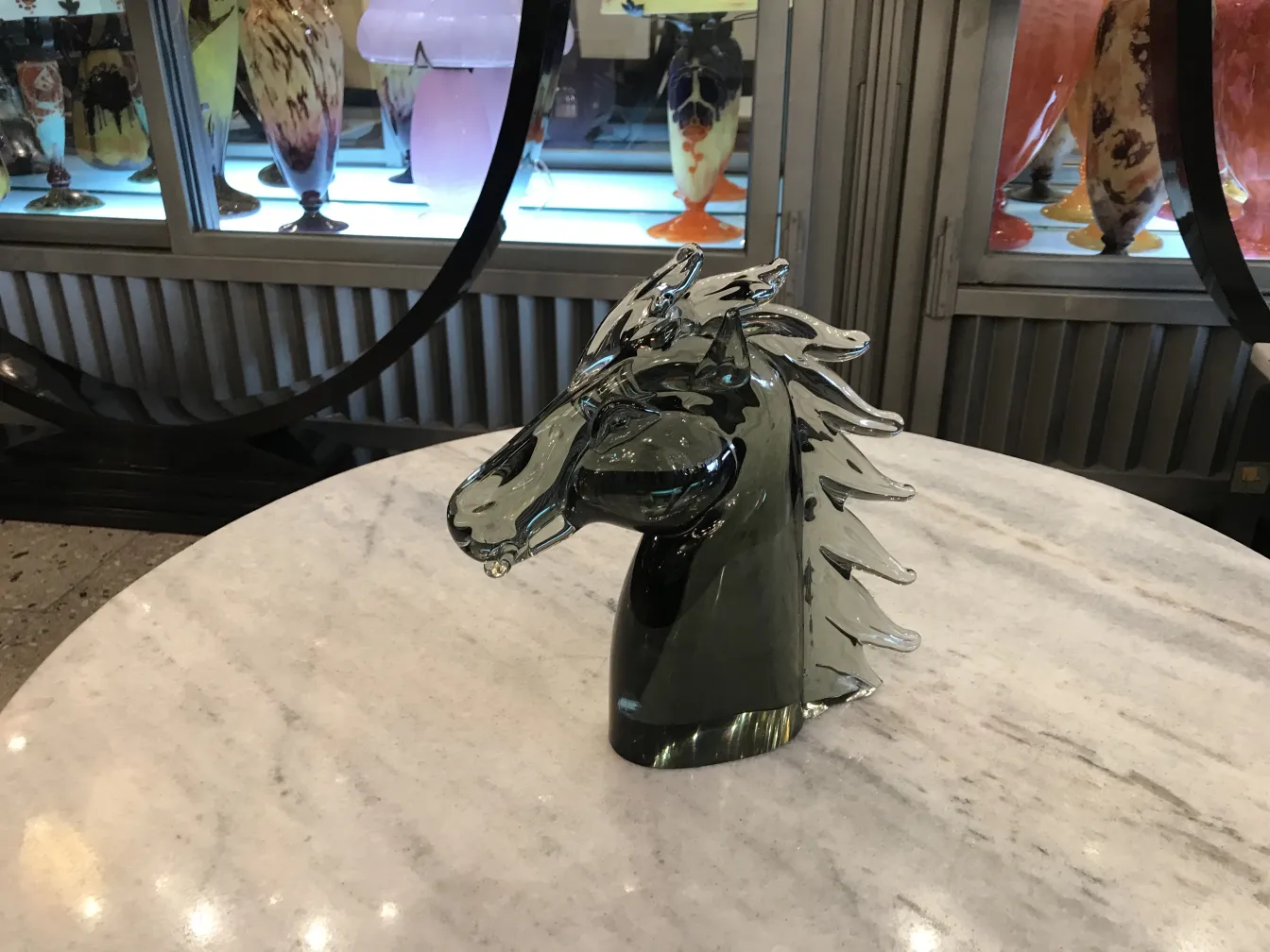 antica scultura murano a forma di testa di cavallo su tavolo in marmo