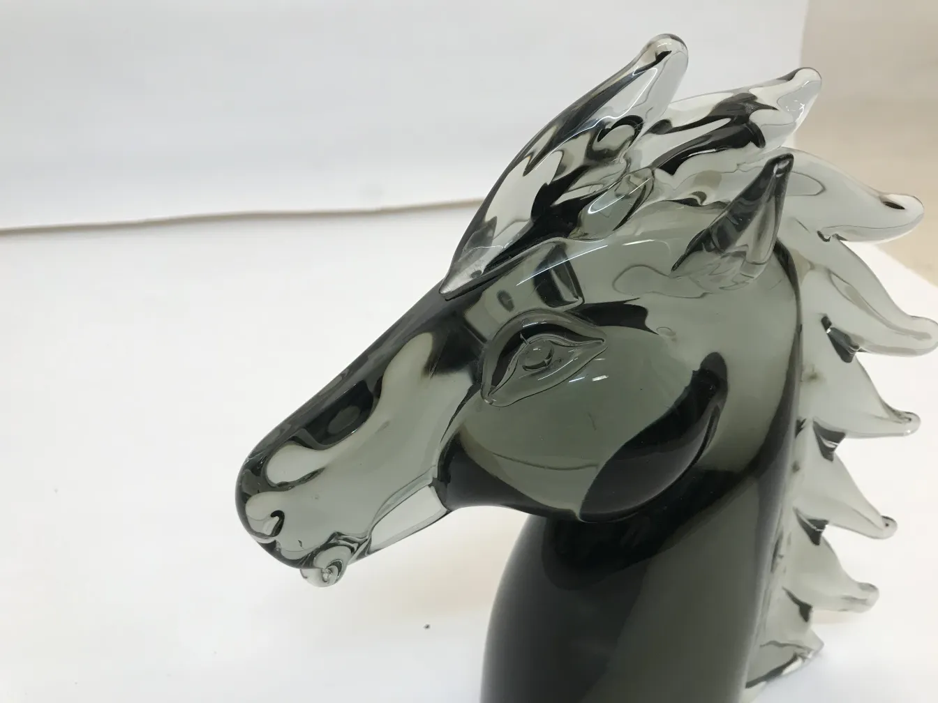 escultura de murano en forma de caballo con detalles dramáticos