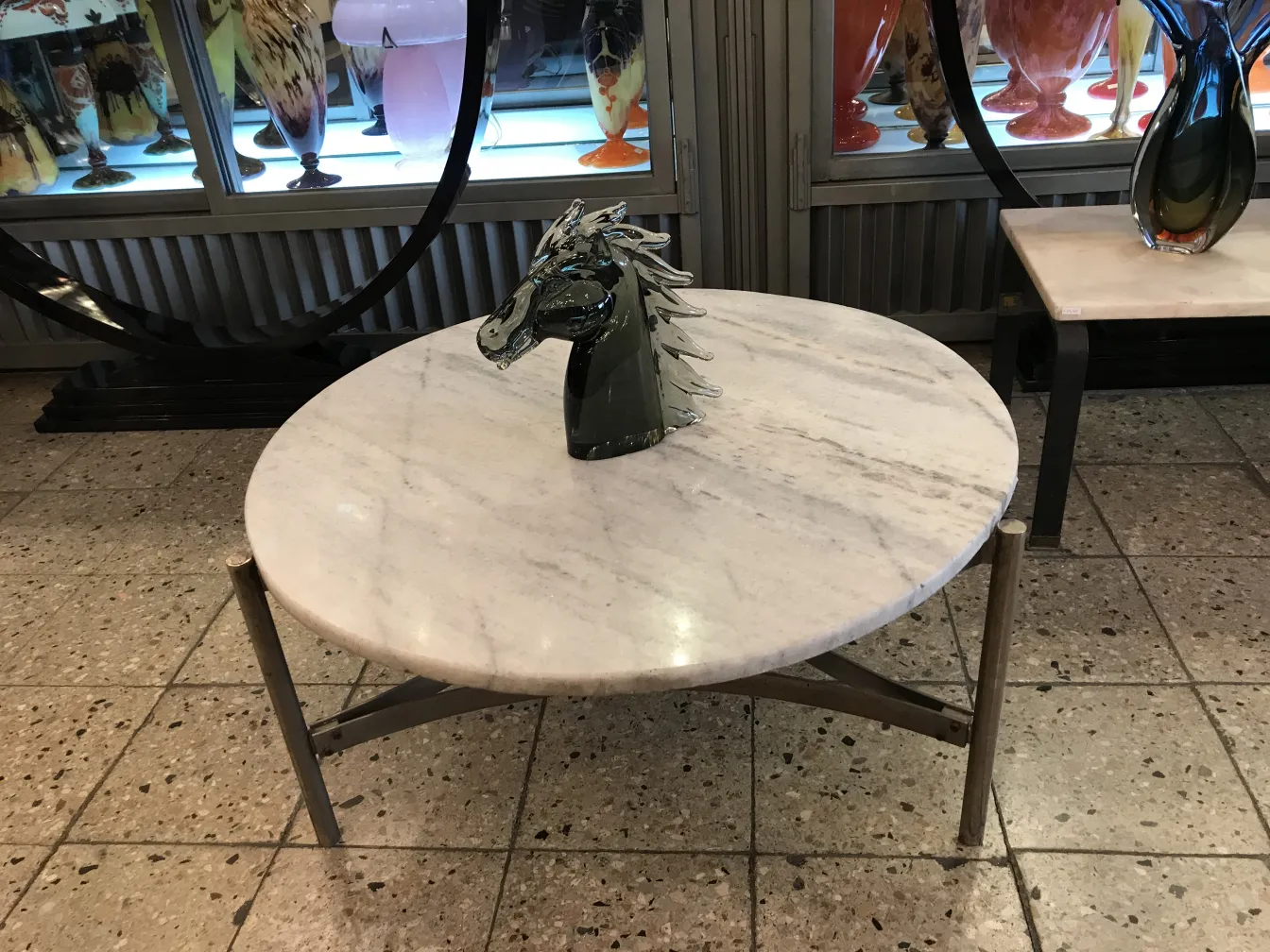 sculpture de murano ancienne avec figurine de cheval sur une table