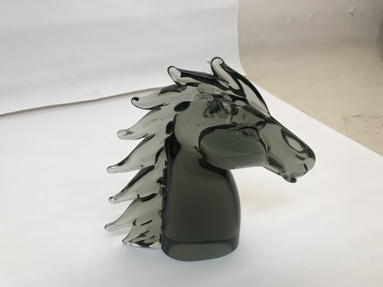 Scultura murano antico a forma di cavallo, elegante e dettagliata.