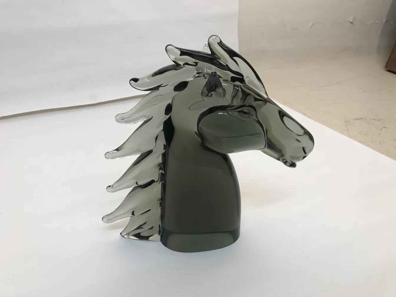 escultura de murano en forma de caballo, con detalles claros