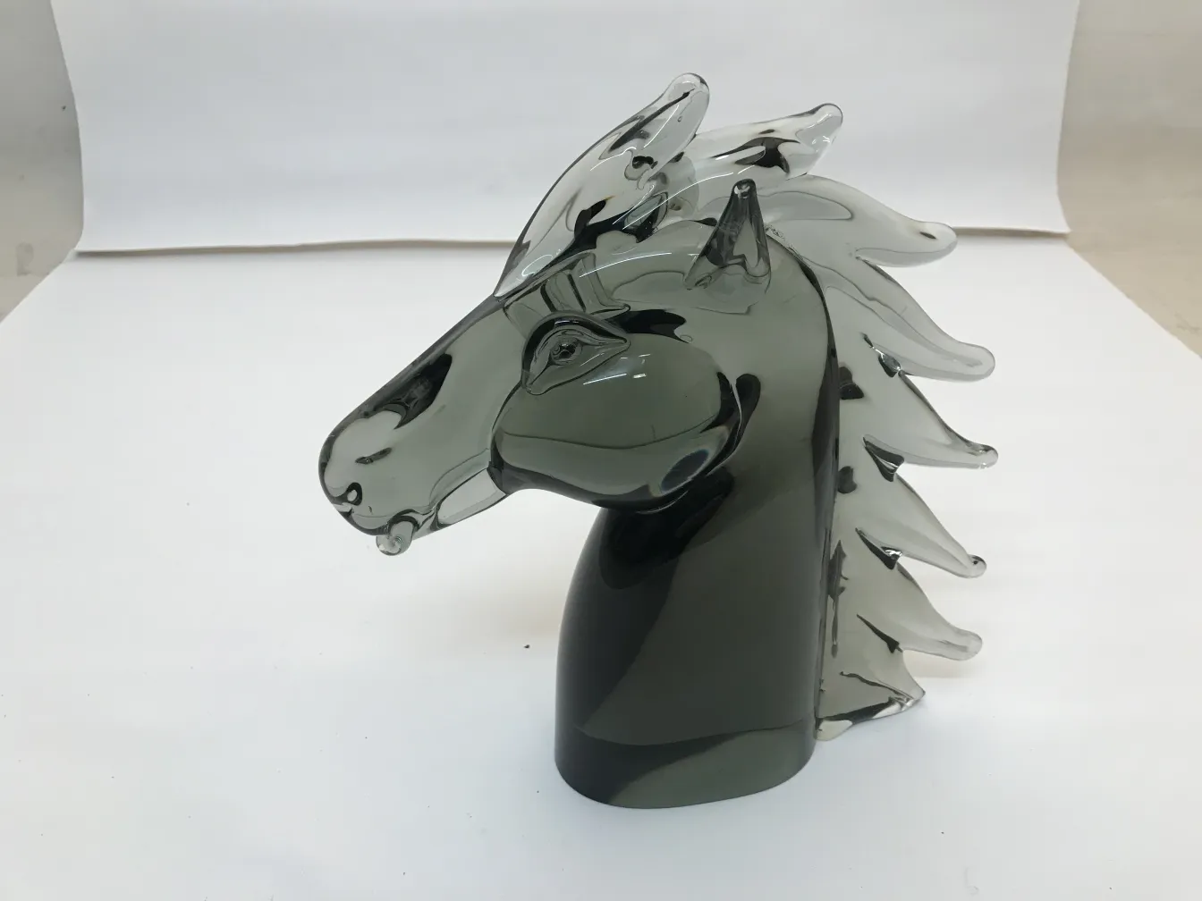 Murano sculpture shaped like a horse head with smooth, elegant details, representing antiquity.