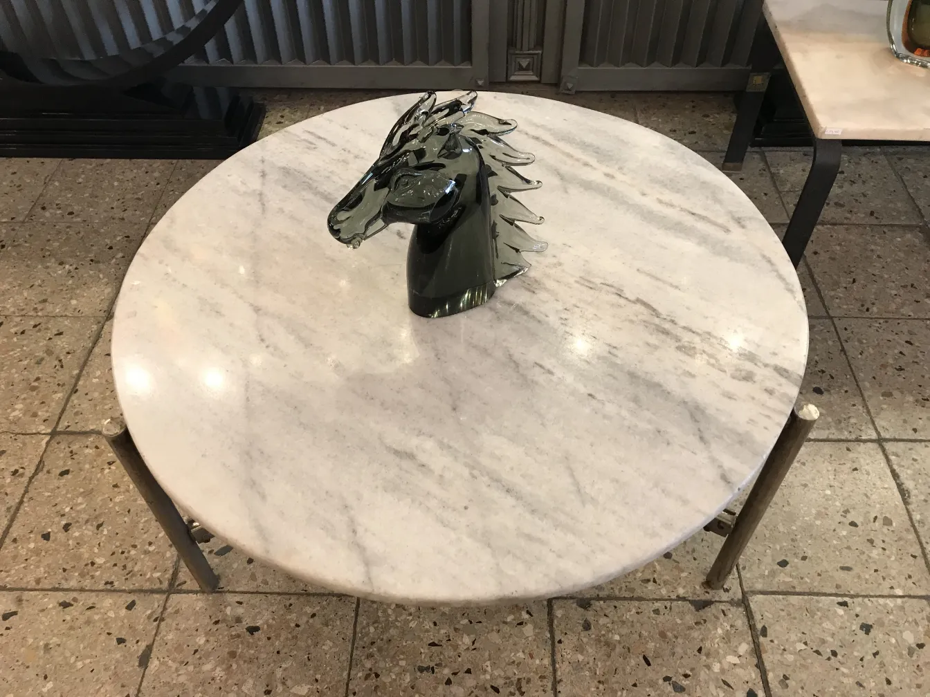 escultura de murano antigua con detalles en forma de caballo en un fondo de mesa de mármol