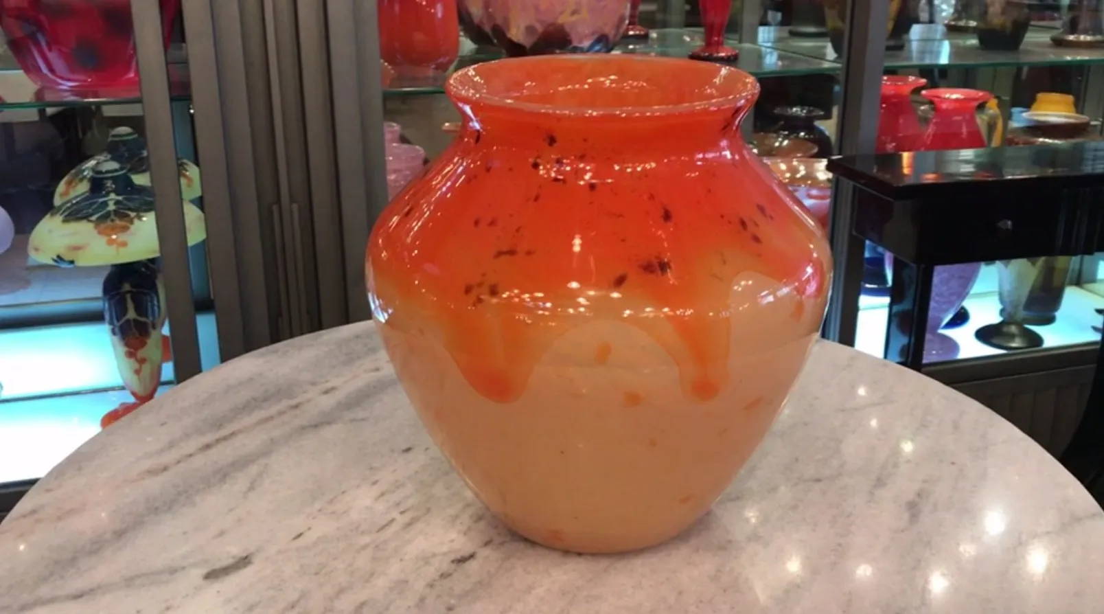 vase en verre signé avec des détails colorés