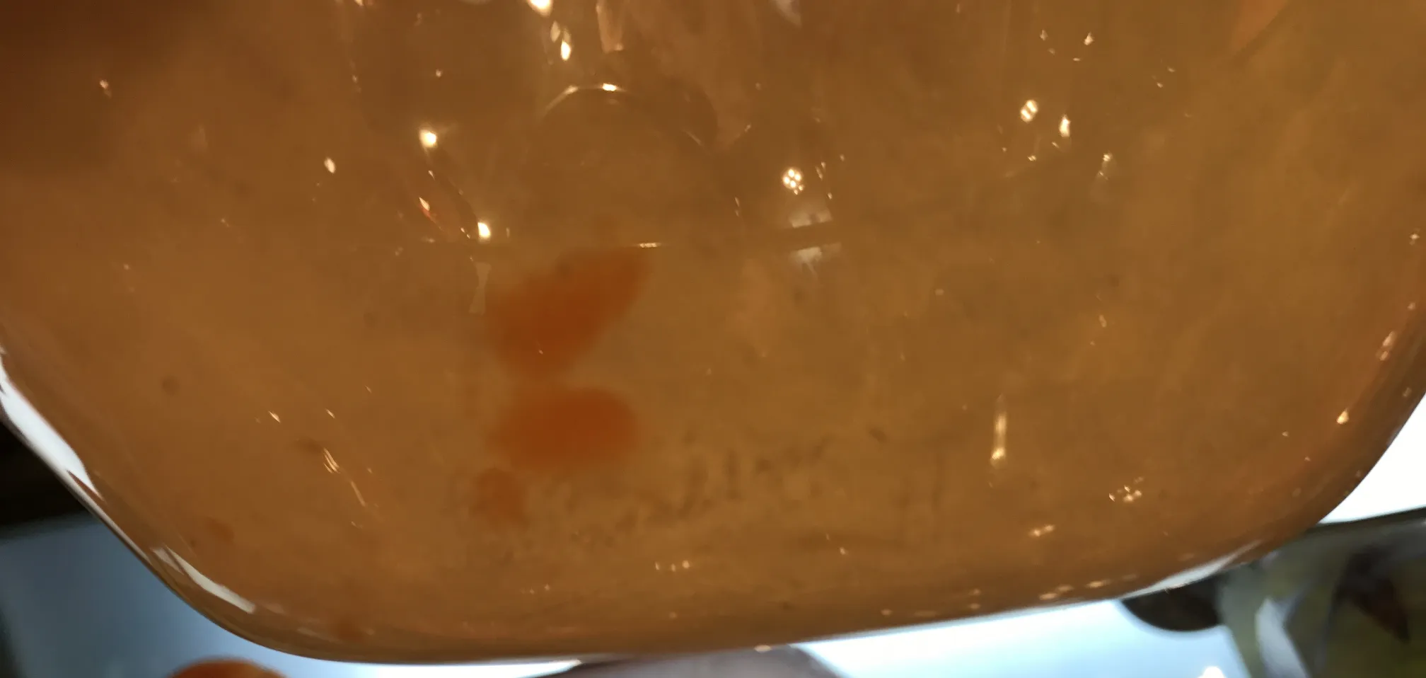 verre avec la signature schneider sur fond simple