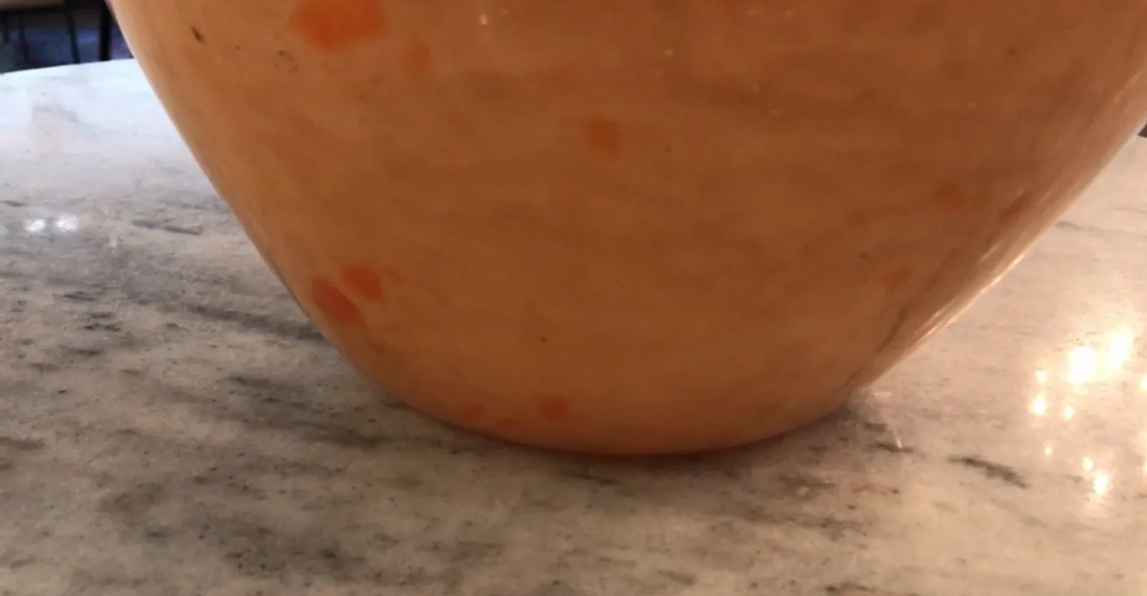 Verre signé par Schneider présentant des détails culturels français.