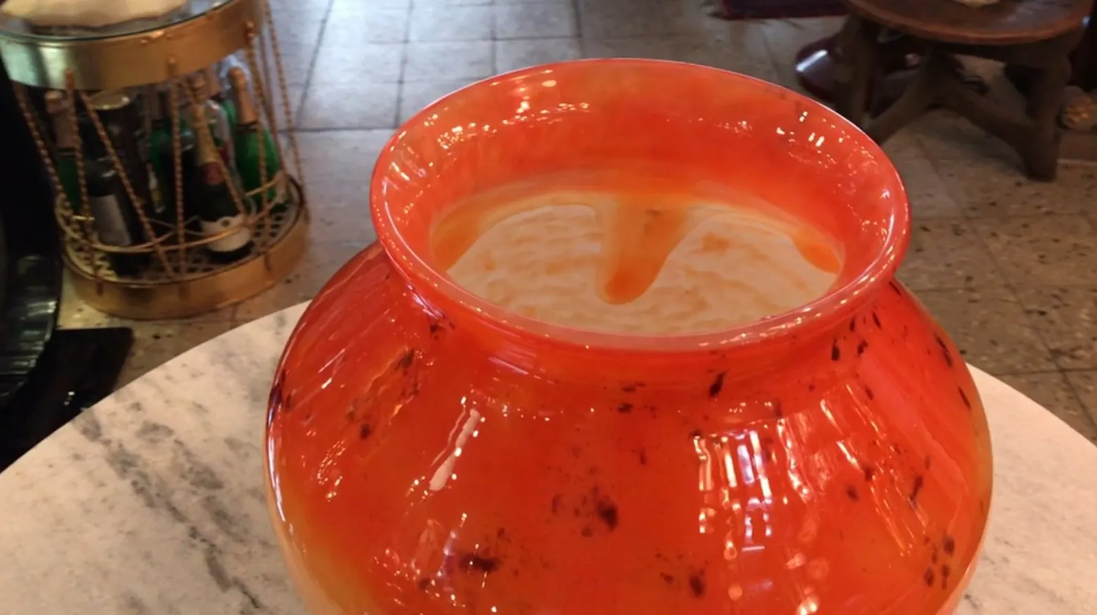 Belo vidro assinado por Schneider, laranja vibrante com detalhes.