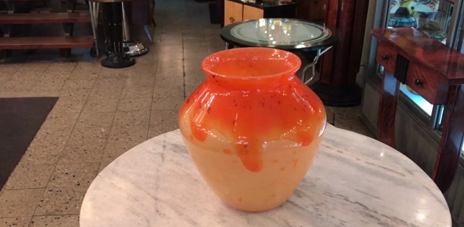 un jarrón antiguo de vidrio firmado con goteos naranjas