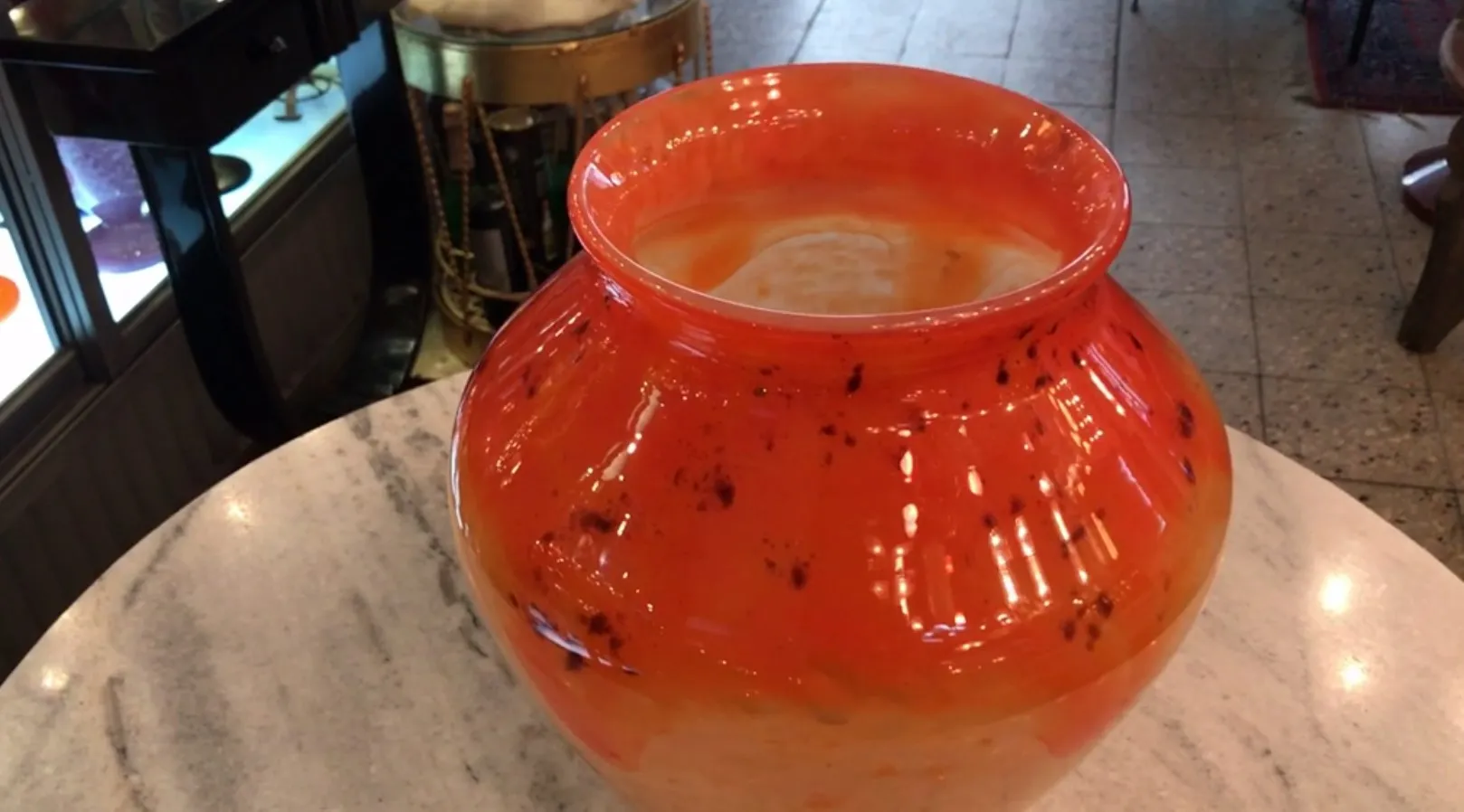vaso de vidro laranja com assinatura em estilo antigo