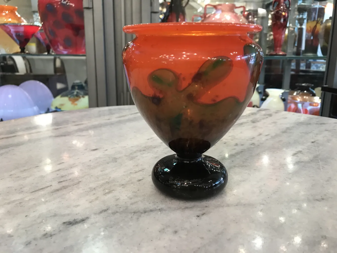 Antigua pieza de vidrio firmado con diseño colorido