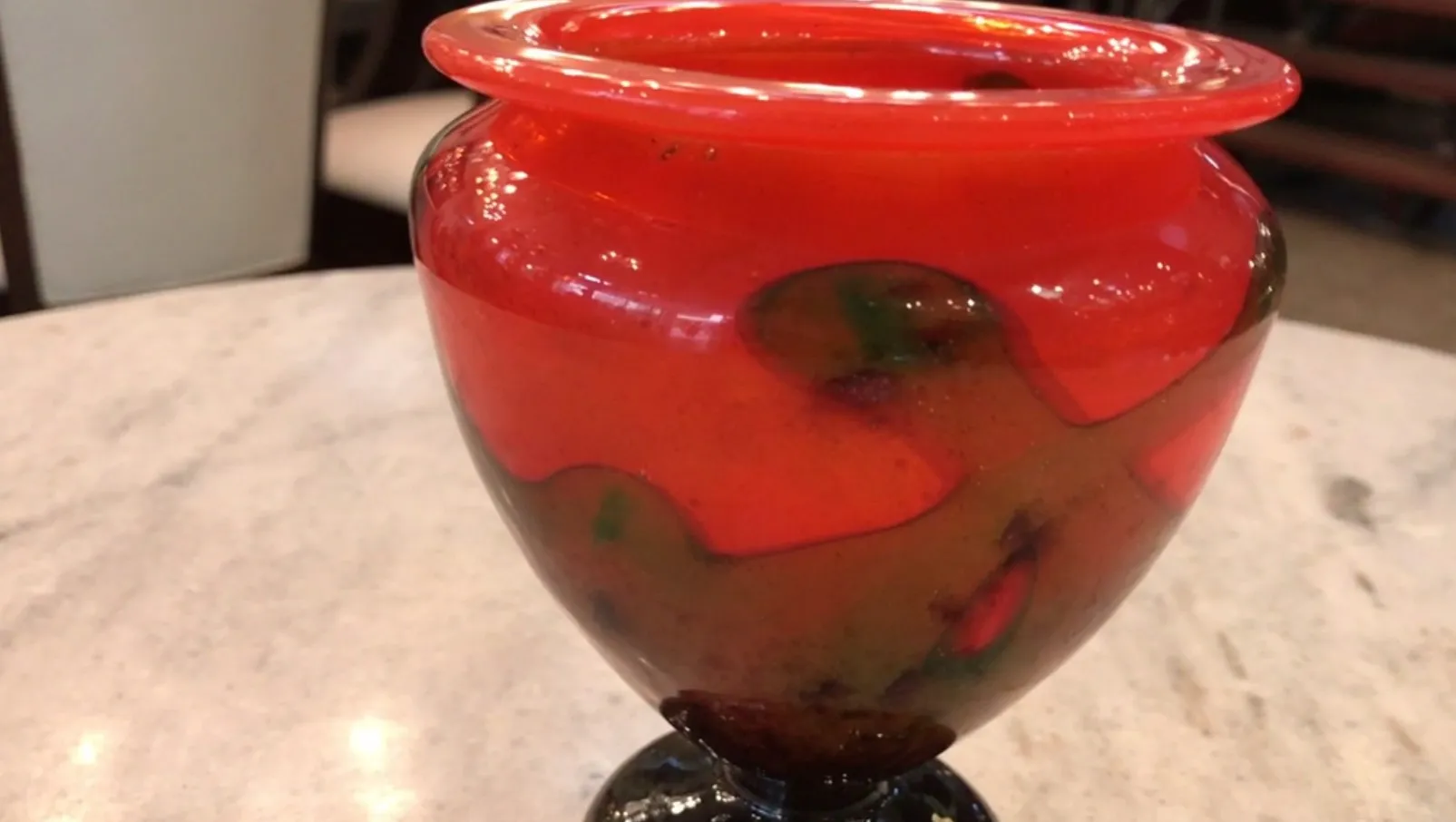 Verre signé Schneider dans un cadre ancien, couleur rouge vif.