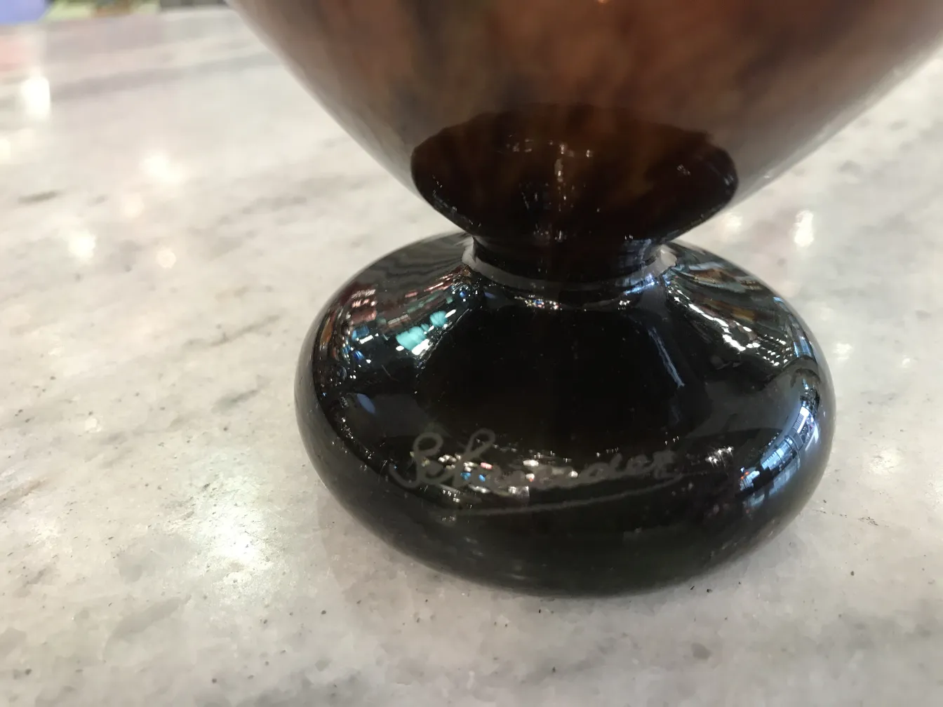 Künstlerisches signiertes Glas mit runder Basis, dekoratives Objekt.