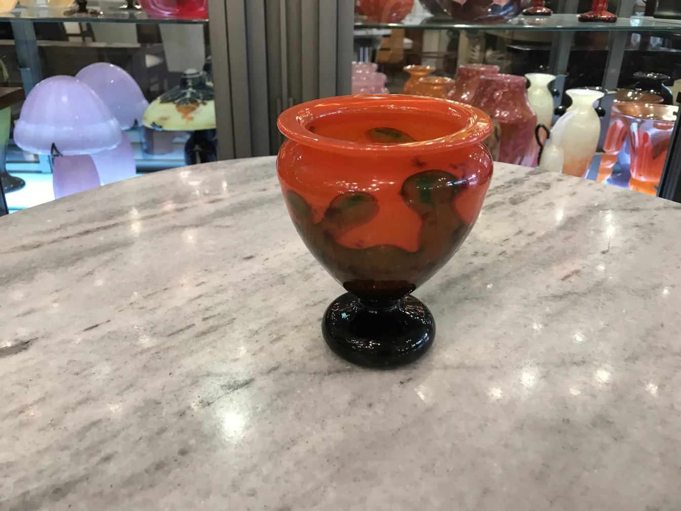 Verre signé Schneider coloré avec une base noire