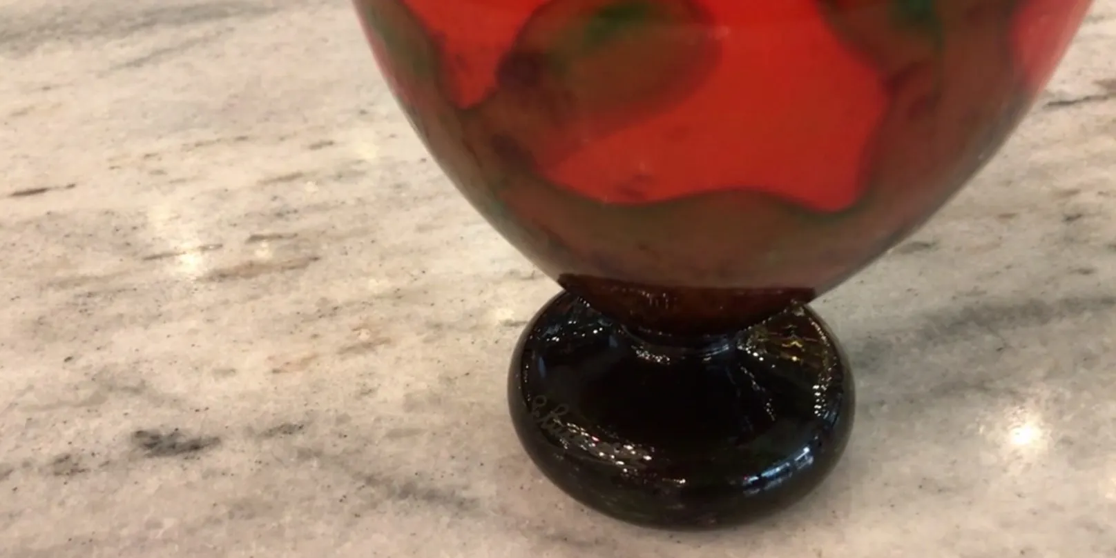 vidrio firmado antiguo de Schneider con base negra, ornamentación colorida