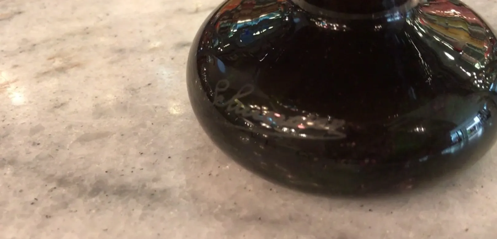 오래된 서명된 유리잔(Schneider)이 오래된 환경에서 밝은 배경으로 있습니다.